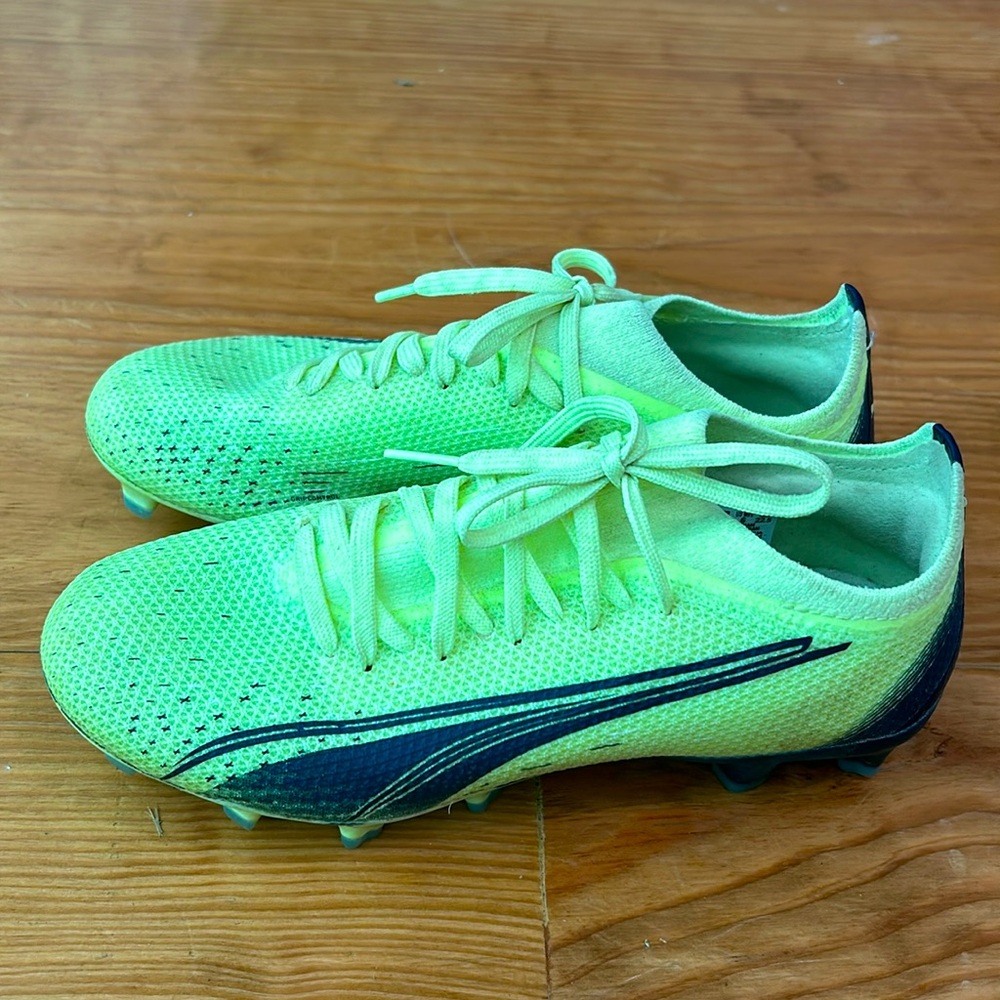 Boys Ultra Pump Soccer Cleats size 4 (UK size 3.5)
